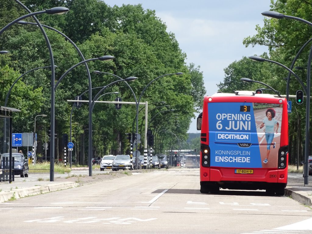 Fran de Vries - Decathlon promotie achter op stadsbus Enschede